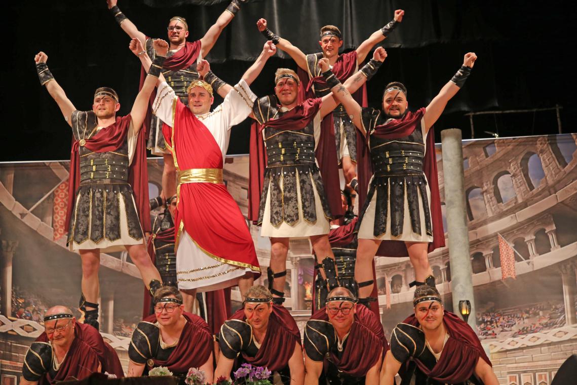 <p>Gladiatoren marschieren ins Kolosseum und zeigen atemberaubende Artistik. Das Männerballett aus Lontzen ist eine Klasse für sich.</p>