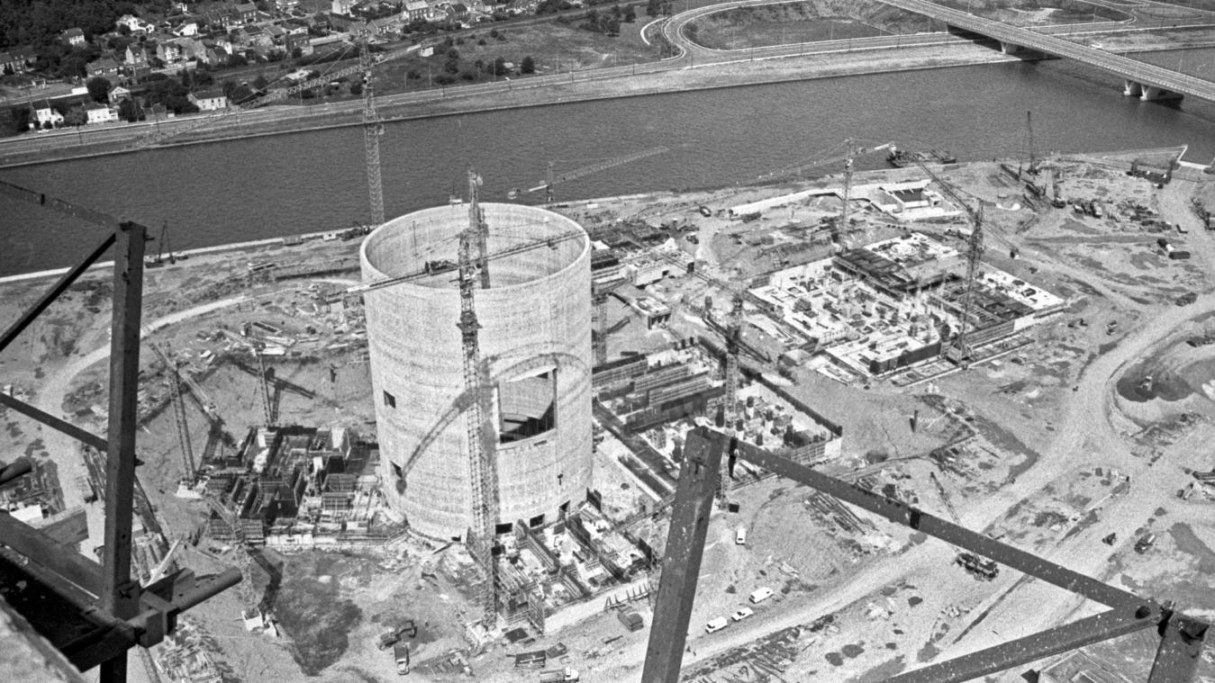<p>Diese Archivaufnahme zeigt den Bau des Kühlturms des Kernreaktors Tihange 2 im Jahr 1979.</p>