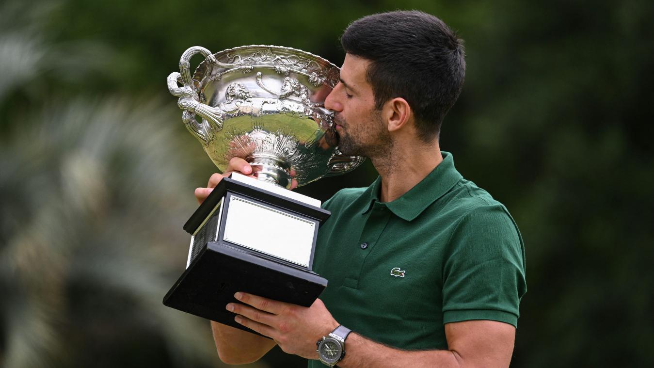 <p>Novak Djokovic mit der Norman Brookes Challenge Cup trophy, die er zum zehnten Mal gewann.</p>