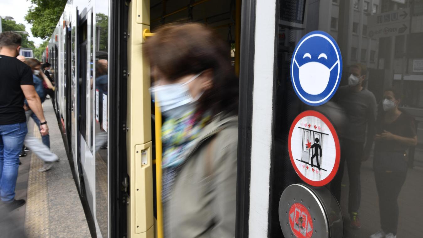 <p>Ein blaues Hinweisschild weißt die Bürger daraufhin in der Straßenbahn Mund-Nasen-Schutz, zu tragen - damit ist künftig aber Schluss.</p>