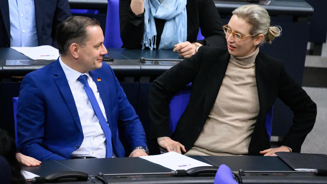 <p>Tino Chrupalla, Vorsitzender der AfD-Bundestagsfraktion, und Alice Weidel, Vorsitzende der AfD-Bundestagsfraktion, unterhalten sich zu Beginn der Plenarsitzung im Deutschen Bundestag Ende Januar 2023.</p>