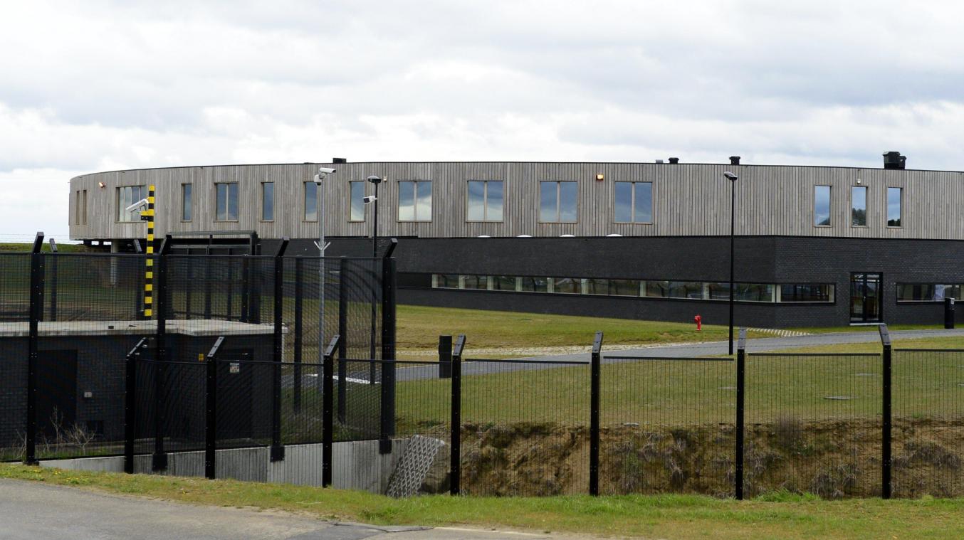 <p>Ein Blick von außen auf das geschlossene Auffangzentrum in Steenokkerzeel</p>
