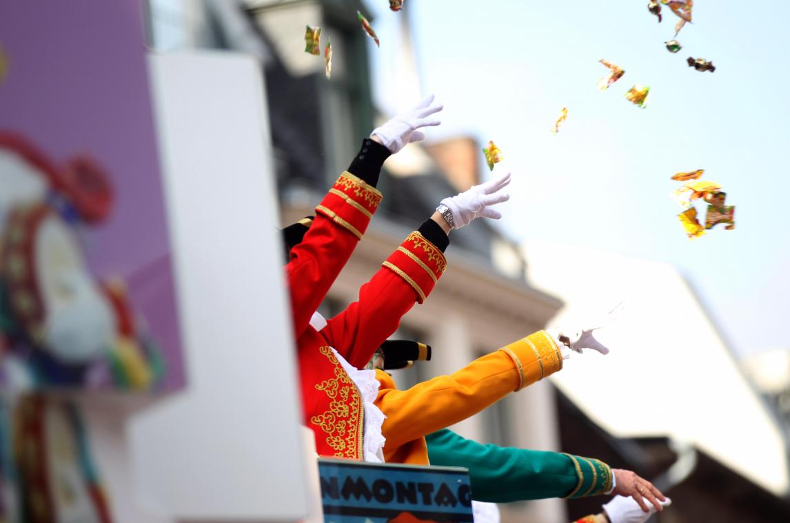 <p>Beim Kölner Rosenmontagszug gilt für Karnevalisten in diesem Jahr ein strenges Verbot, Kamelle in den Rhein zu werfen.</p>