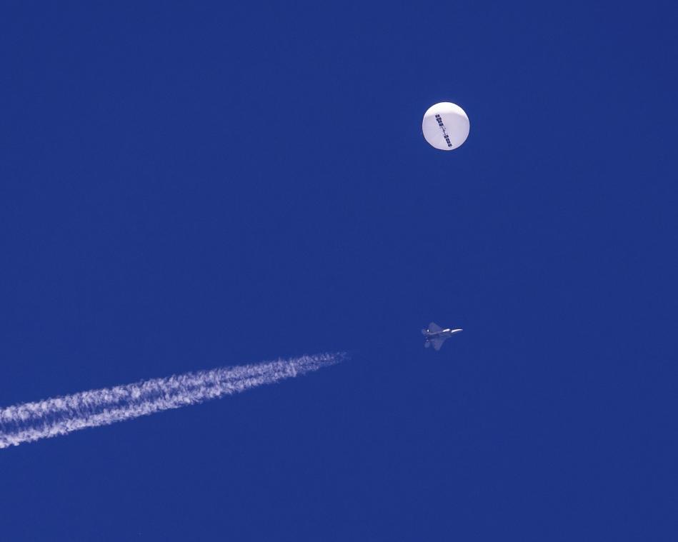 <p>Ein großer Ballon schwebt über dem Atlantischen Ozean vor der Küste von South Carolina. Darunter sind ein Kampfjet und seine Kondensstreifen zu sehen. Der Ballon wurde von einer infrarotgesteuerten Luft-Luft-Rakete des Typs AIM-9X Sidewinder von einem F-22-Kampfflugzeug in der Nähe von Myrtle Beach abgeschossen.</p>