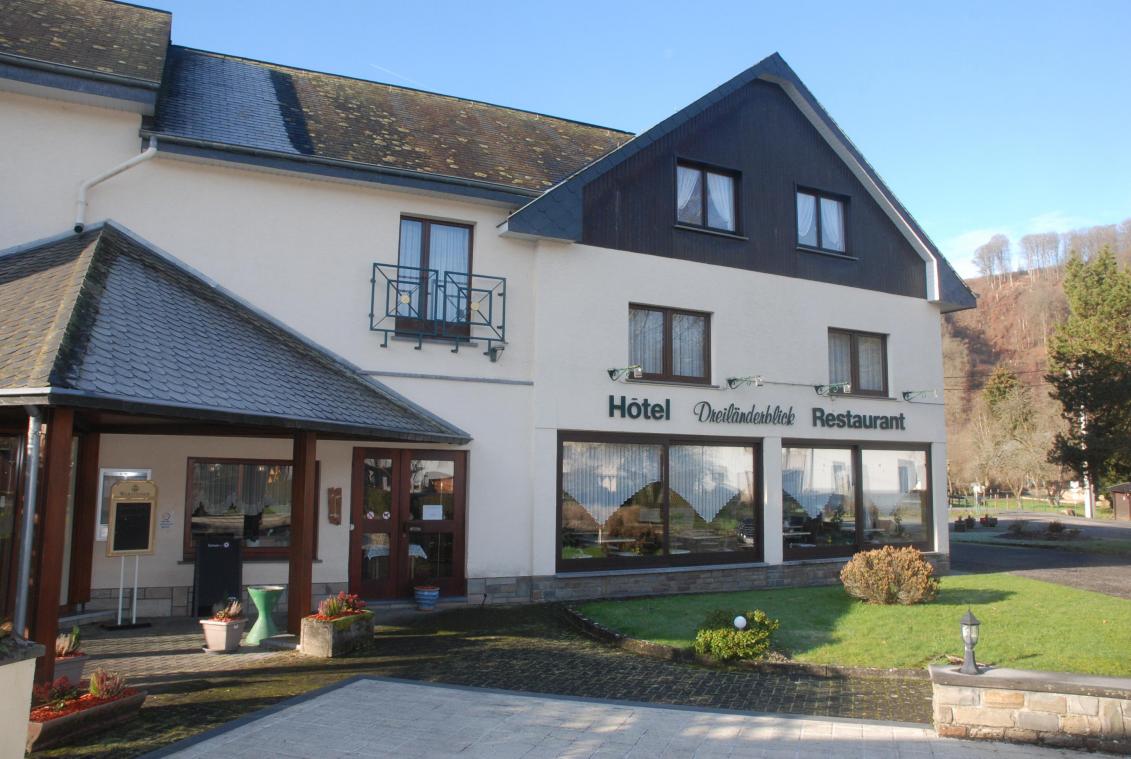 <p>1987 wurde aus dem Hotel-Restaurant Waxweiler in Ouren das Hotel-Restaurant „Dreiländerblick“. Seit 100 Jahren trägt das Haus zum guten Renommee des schönen Ourtals bei.</p>