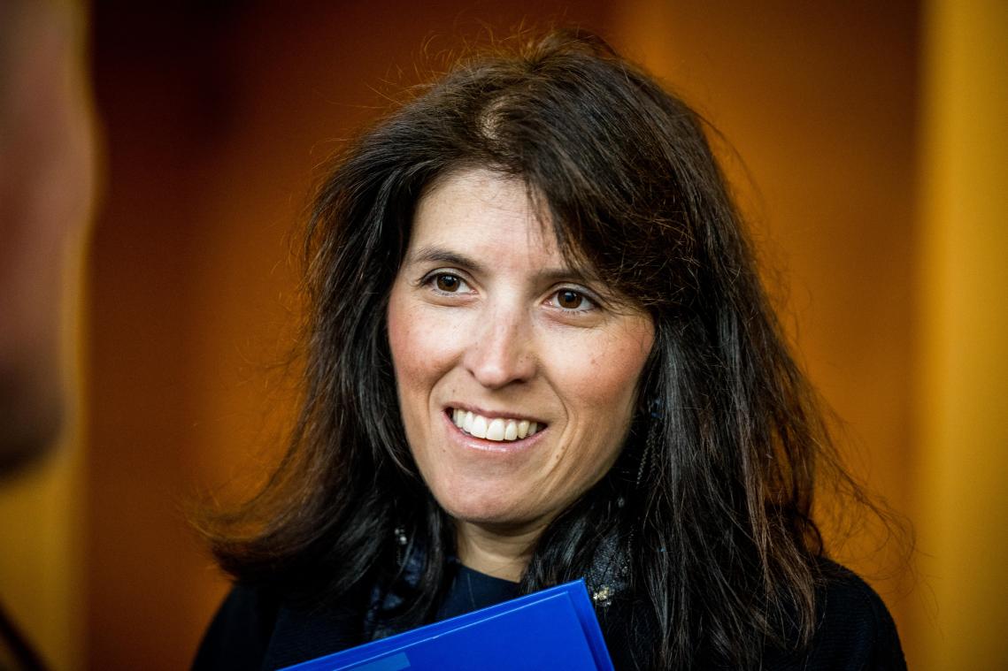 <p>Neue Schätzungen lassen bei Haushaltsstaatssekretärin Alexia Bertrand verhaltenen Optimusmus aufkommen. Das Defizit liegt immerhin sieben Milliarden unter den ursprünglichen Schätzungen.</p>