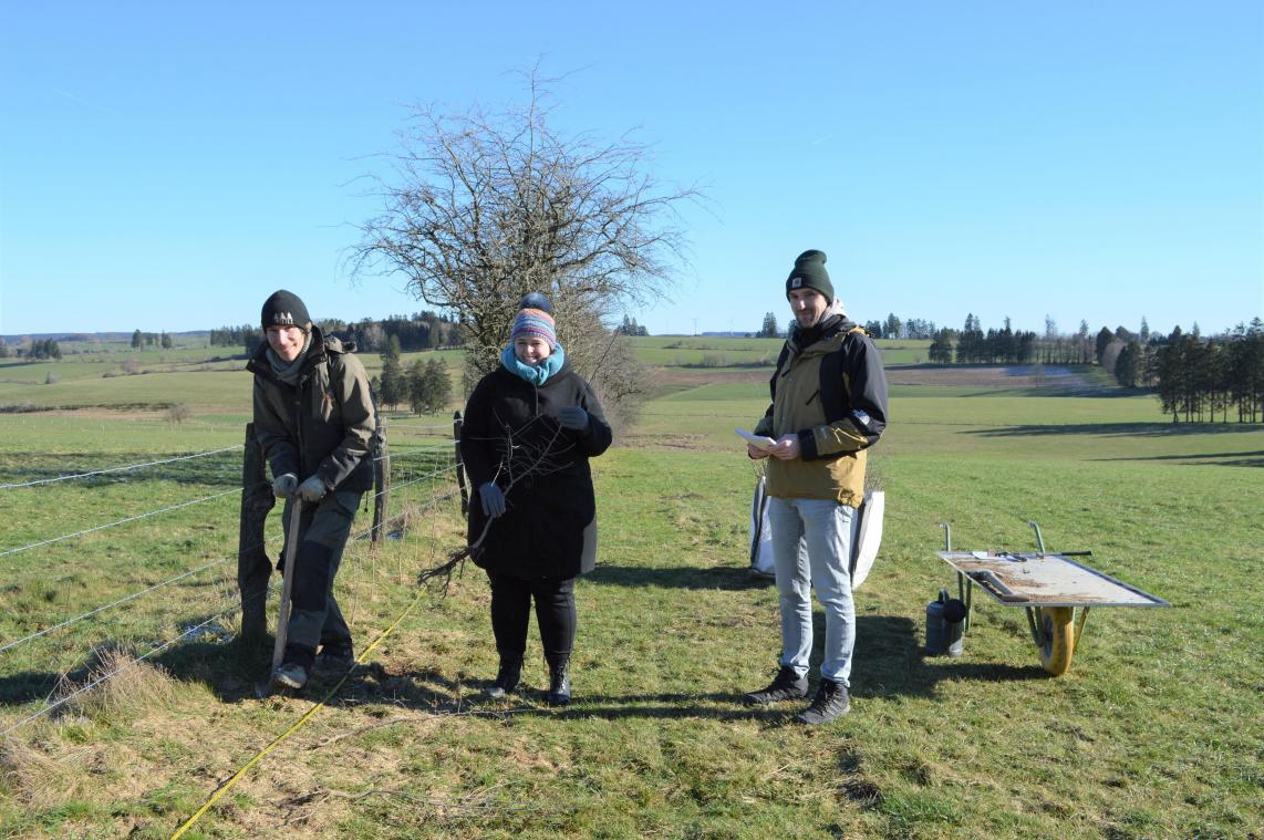 <p>Naturpark-Mitarbeiter Jérôme Brüls (r.) und Schöffin Nadia Sarlette besuchten Mirko Bodarwé (l.) am Mittwoch bei der Anpflanzung der Hecken.</p>