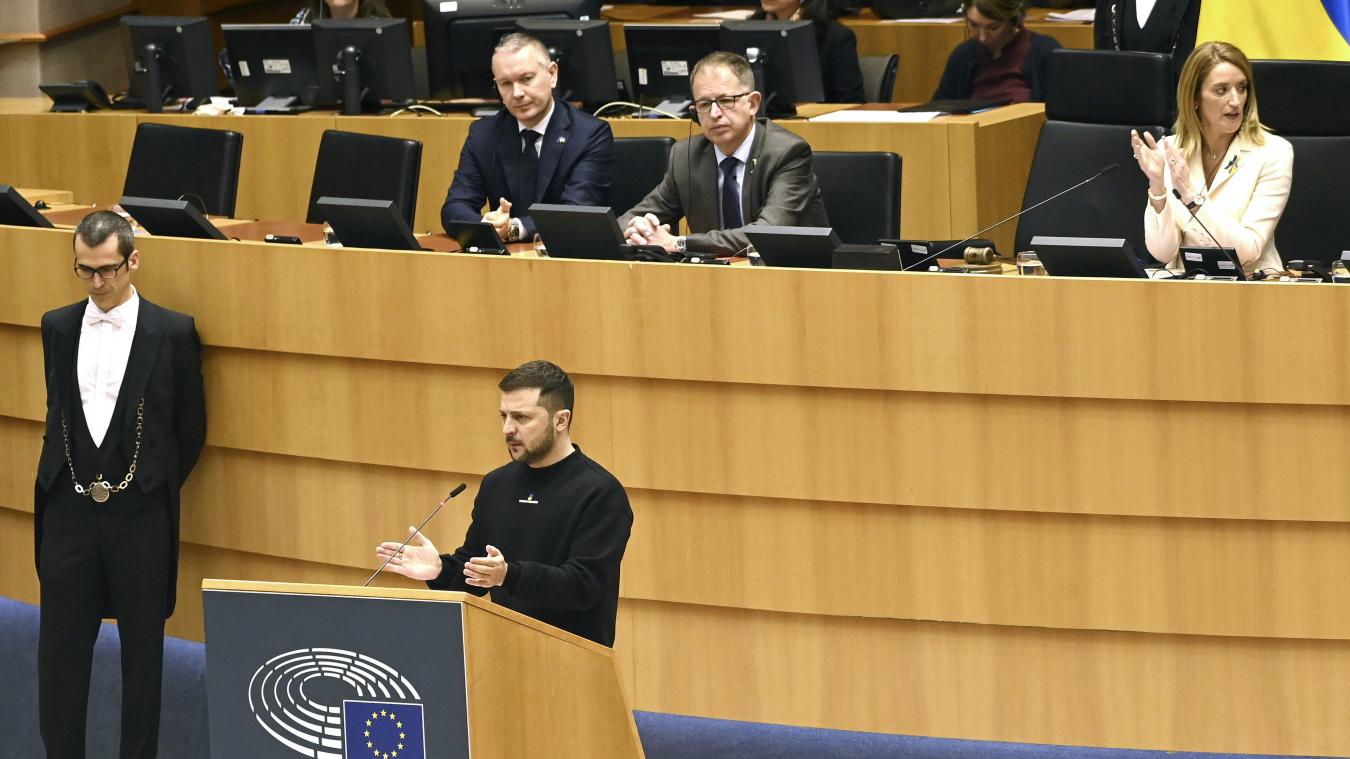 <p>Der ukrainische Präsident Wolodymyr Selenskyj hat die Bürgerinnen und Bürger der EU in einer emotionalen Rede im Europaparlament auf den gemeinsamen Kampf gegen Russland eingeschworen.</p>