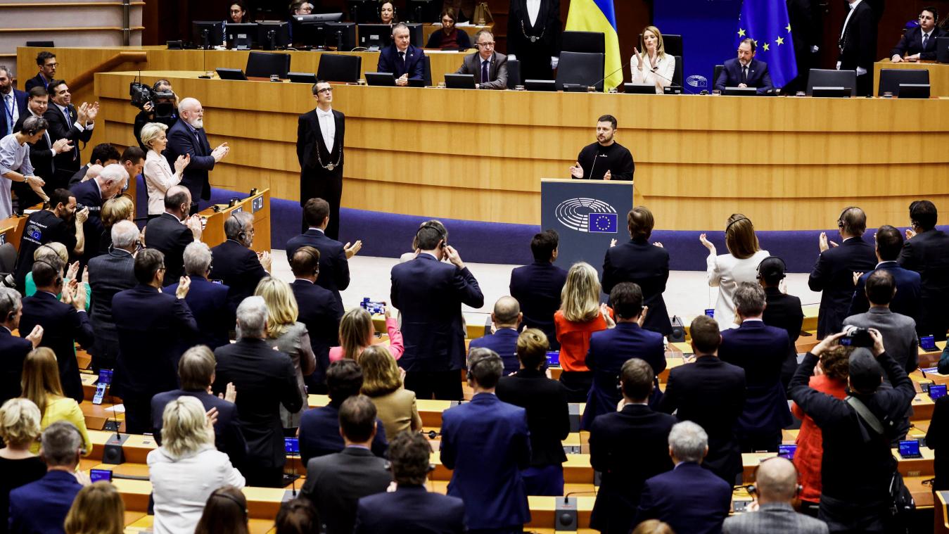 <p>Jubel, Applaus und Standing Ovation. Wolodymyr Selenskyj sagte im EU-Parlament vor allem eines: Danke Foto: belga/afp</p>