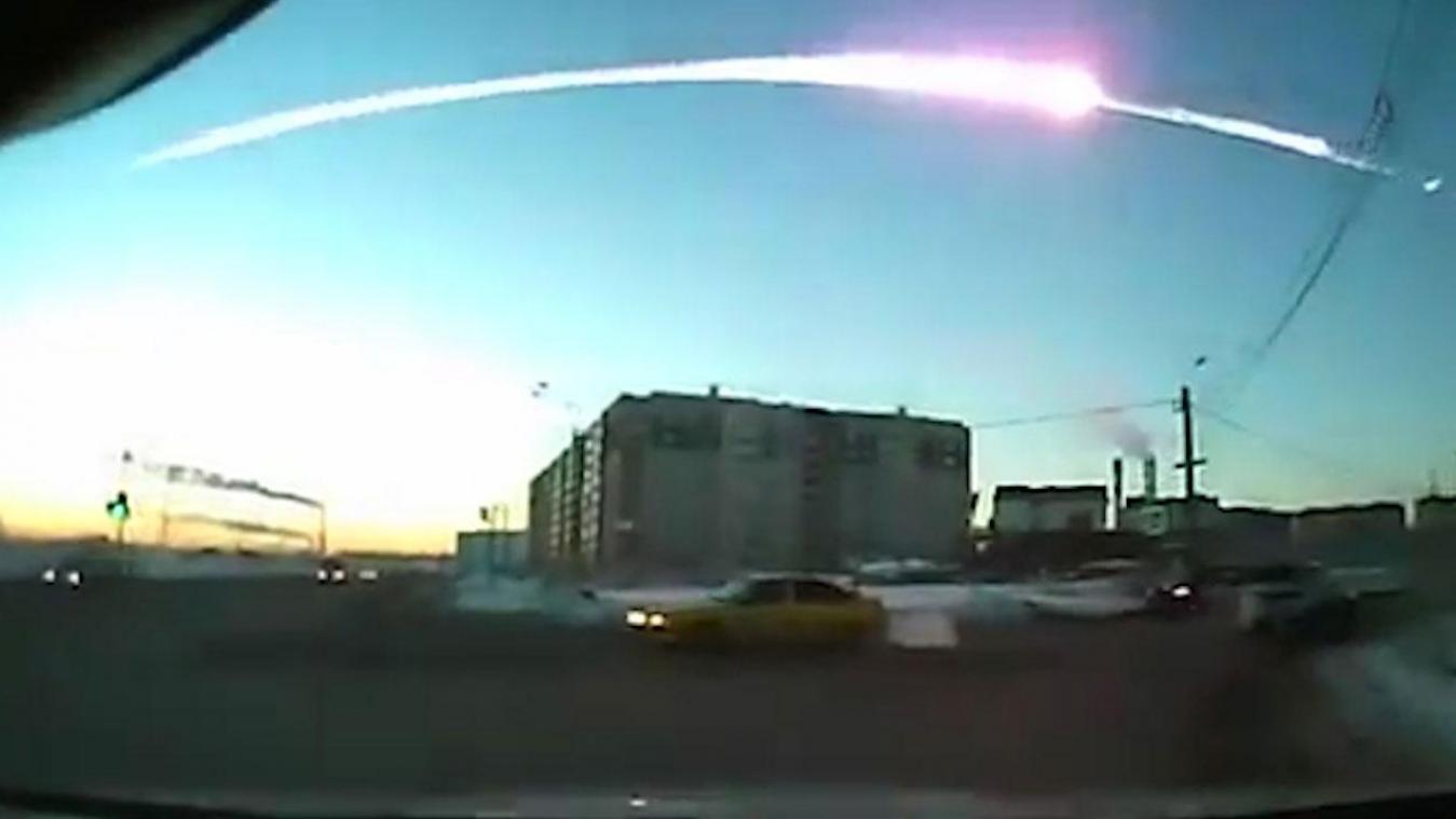<p>Das Standbild aus dem Video einer Amaturenbrettkamera zeigt die Explosion eines Meteoriten über Tscheljabinsk, Russland. Vor zehn Jahren erschüttert ein kosmisches Ereignis die russische Großstadt Tscheljabinsk am Ural.</p>