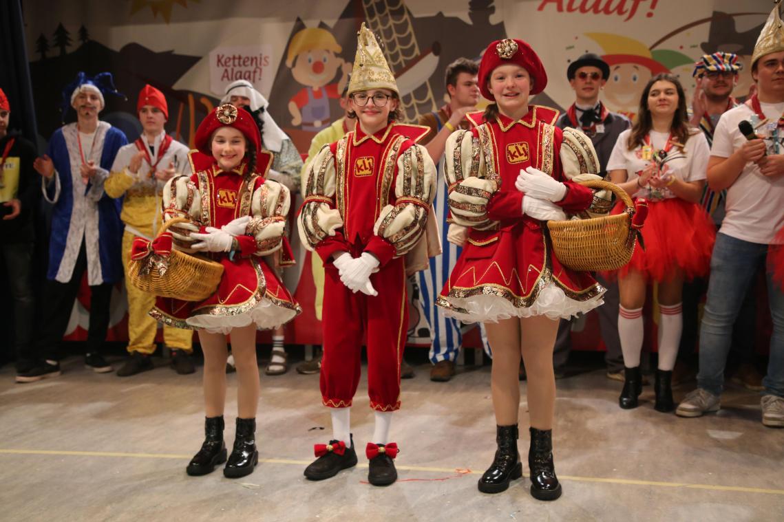 <p>Endlich geschafft: Kinderprinz David I. Mit seinen Pagen Ella und Marie</p>