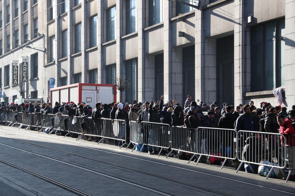 <p>Eine lange Menschenschlange hatte sich am Dienstag bei der Räumung des seit Monaten besetzten Gebäudes an der rue du Palais in Brüssel gebildet.</p>