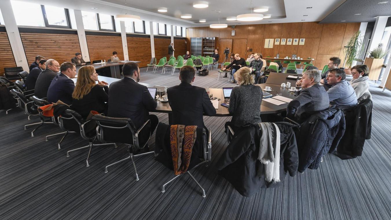 <p>Bürgermeister der deutschsprachigen Gemeinden zusammen mit der DG-Regierung am Tisch. Dieses Bild entstand 2020 in St.Vith nach Ausbruch der Corona-Pandemie.</p>