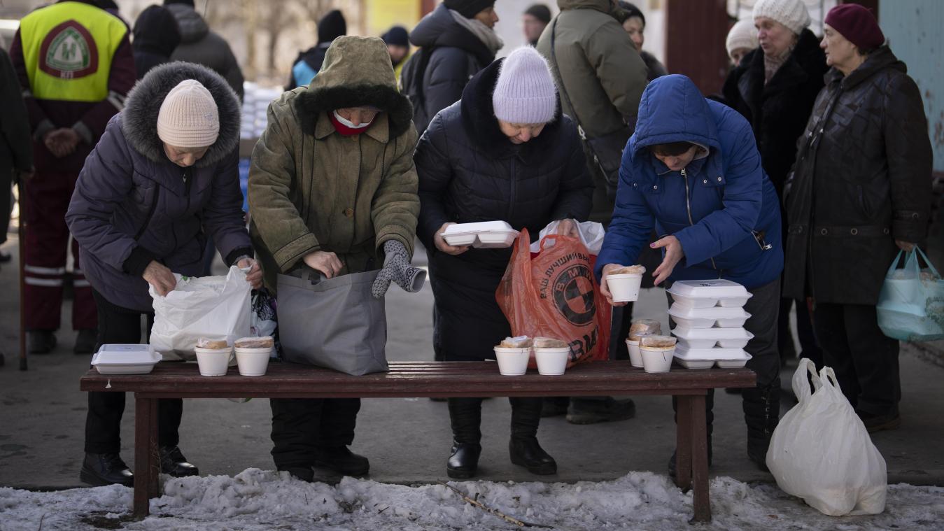 <p>Ältere Menschen erhalten in Charkiw Brot und warme Lebensmittel von einer humanitären Organisation.</p>