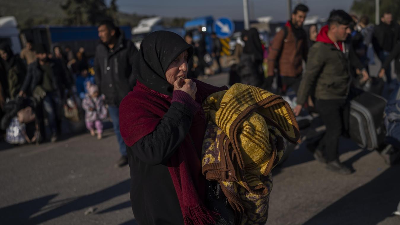 <p>Syrer überqueren den türkischen Grenzübergang Cilvegozu im Südosten der Türkei, nachdem sie durch das verheerende Erdbeben aus ihrer Heimat vertrieben wurden.</p>