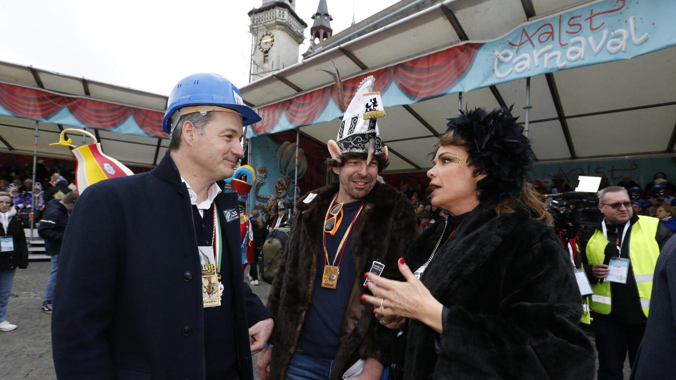 <p>Premierminister Alexander De Croo (l.) beim „Zondagstoet“ der 93. Ausgabe des Aalster Karnevals.</p>