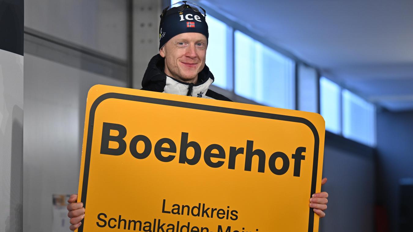 <p>Johannes Thingnes Bö aus Norwegen zeigt ein Ortsschild mit der Aufschrift „Boeberhof“. Das Schild hatte Bö zuvor von den Organisatoren der WM in Oberhof überreicht bekommen.</p>