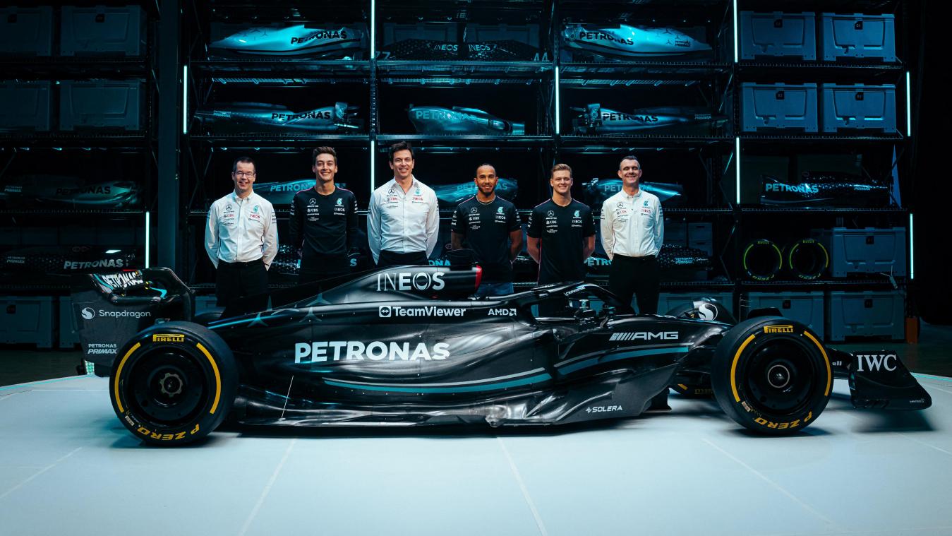 <p>Lewis Hamilton (3.v.r.) mit seinem Team vor dem neuen Mercedes-Bolliden.</p>