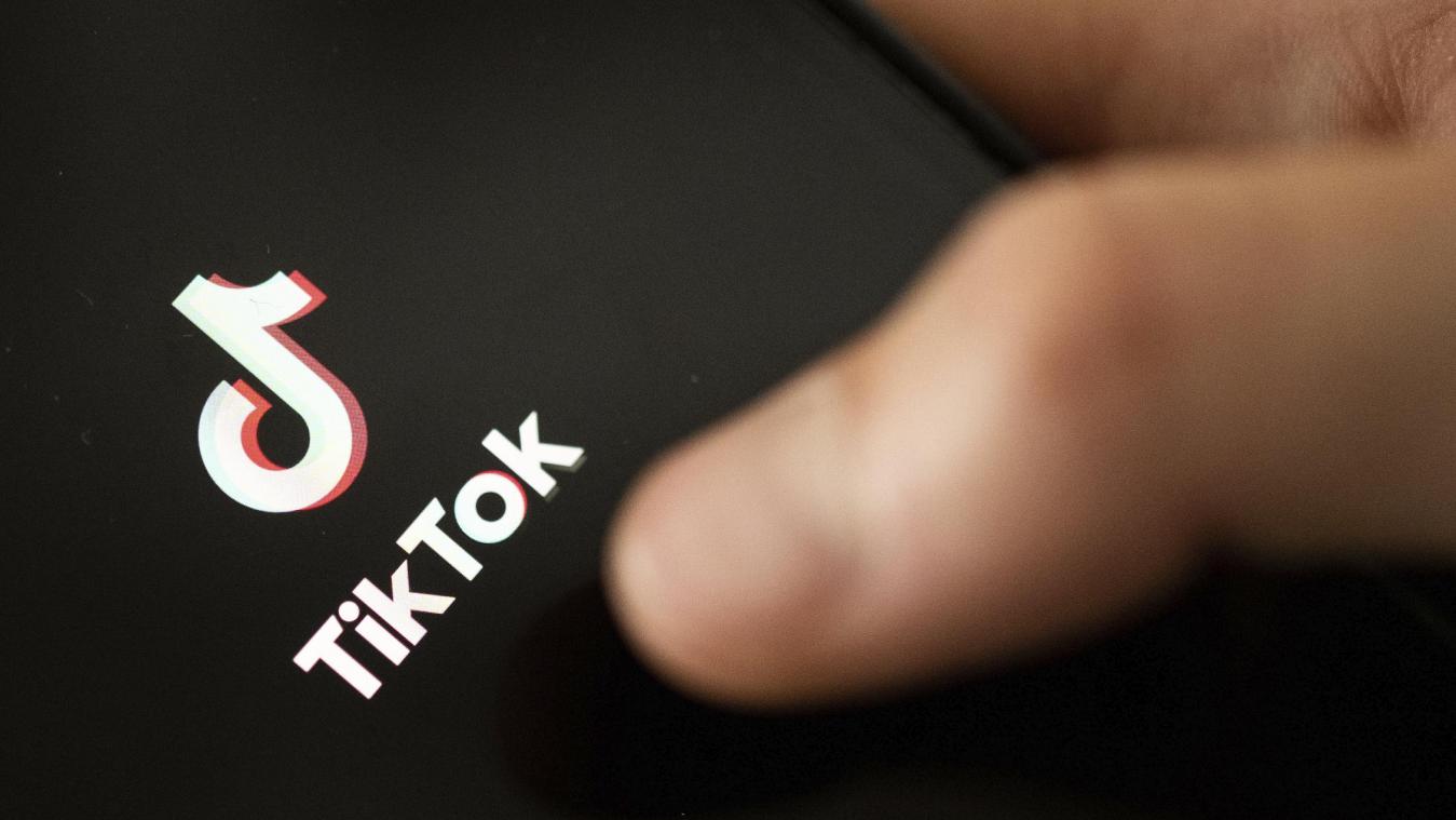 <p>Ein Teenager tippt auf das TikTok-Logo auf einem Smartphone.</p>