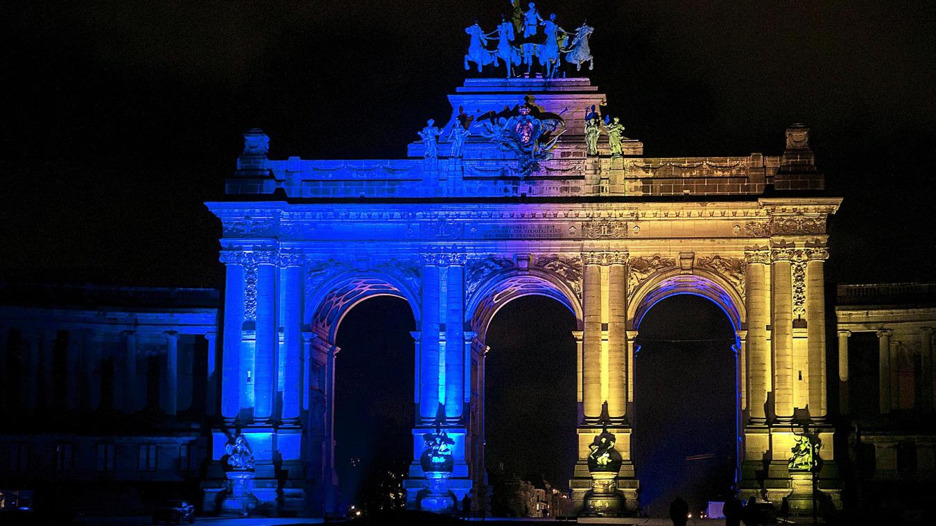 <p>Der Triumphbogen im Brüsseler Jubelpark leuchtet als Zeichen der Solidarität in den ukrainischen Nationalfarben Blau und Gelb. Nach Ausbruch des Krieges fallen einige Tabus auf politischer Ebene.</p>