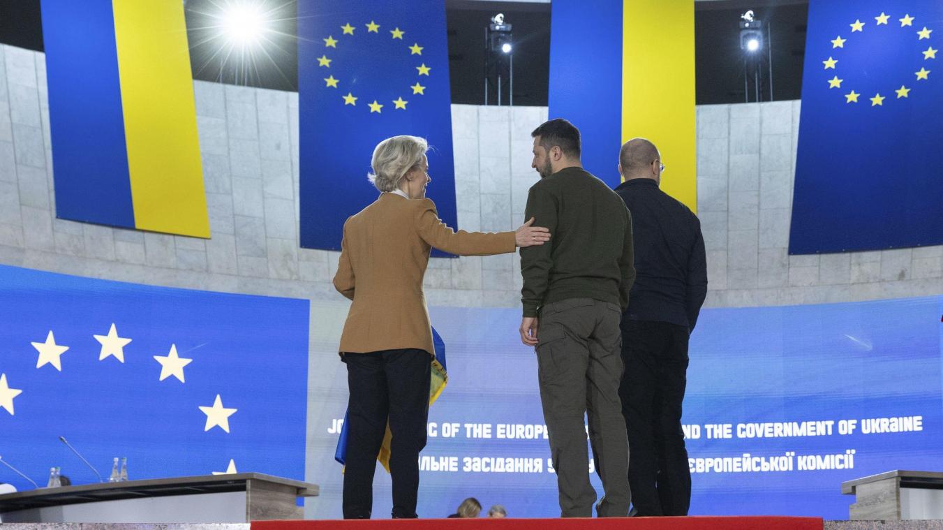 <p>Wolodymyr Selenskyj (Mitte), Präsident der Ukraine, und Ursula von der Leyen, und Denys Schmyhal, Ministerpräsident der Ukraine, nehmen Anfang Februar am EU-Ukraine-Gipfel teil.</p>