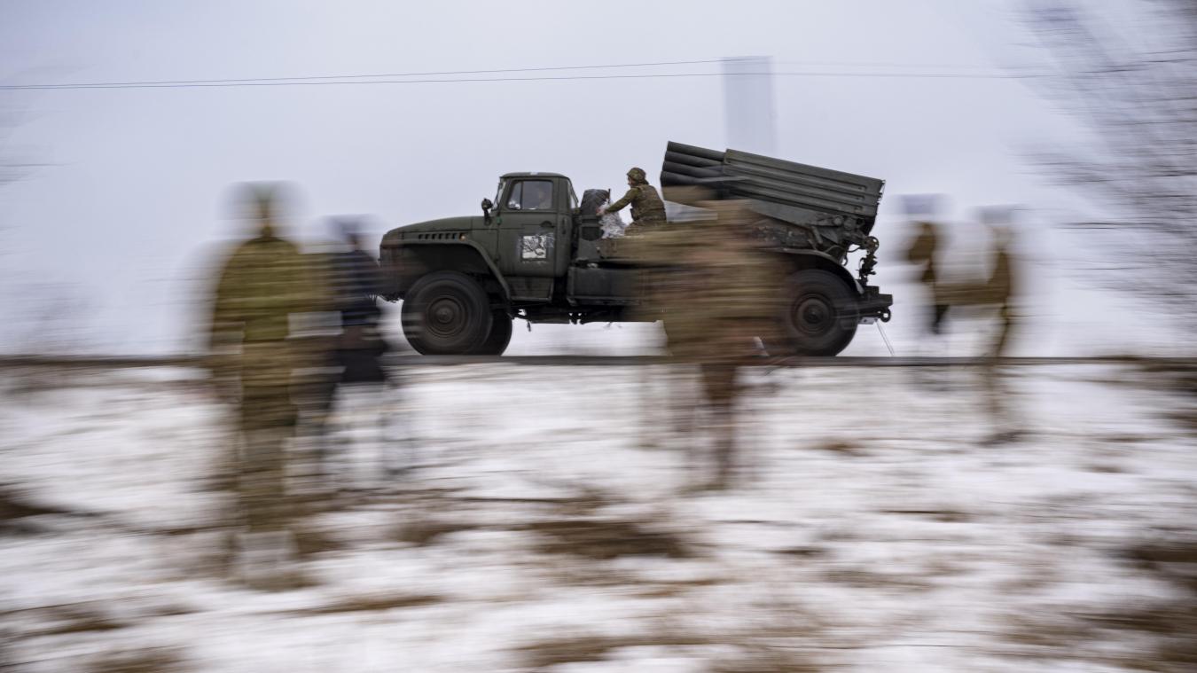 <p>Charkiw: Ein ukrainischer Mehrfachraketenwerfer wird nach dem Beschuss russischer Stellungen weggefahren.</p>