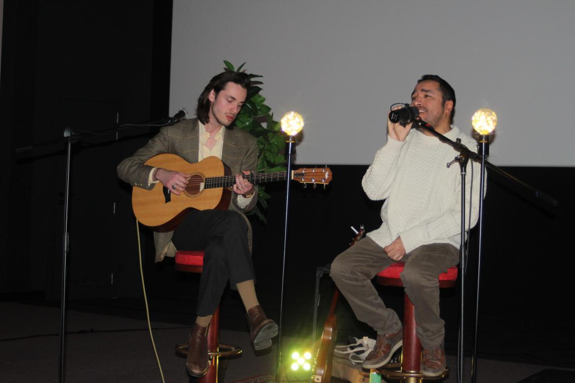 <p>Yves Paquet (rechts) präsentierte zu Beginn des Kopfkinos im St.Vither Corso drei Songs mit seinem Produzenten Iskander Moens.</p>