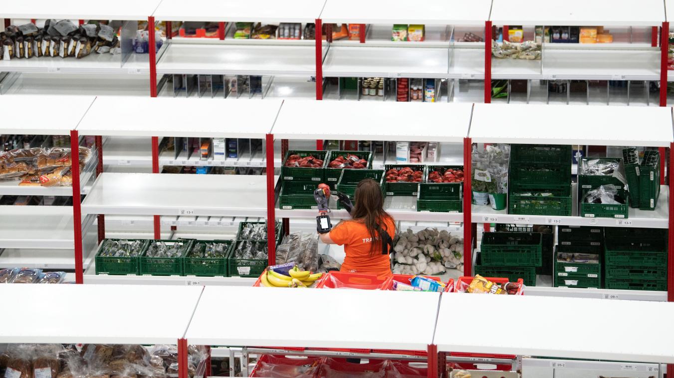 <p>Regale stehen in einem Picnic Fullfillment-Center. Der Online-Lebensmittelhändler Picnic ist im Corona-Jahr 2020 stürmisch gewachsen.</p>