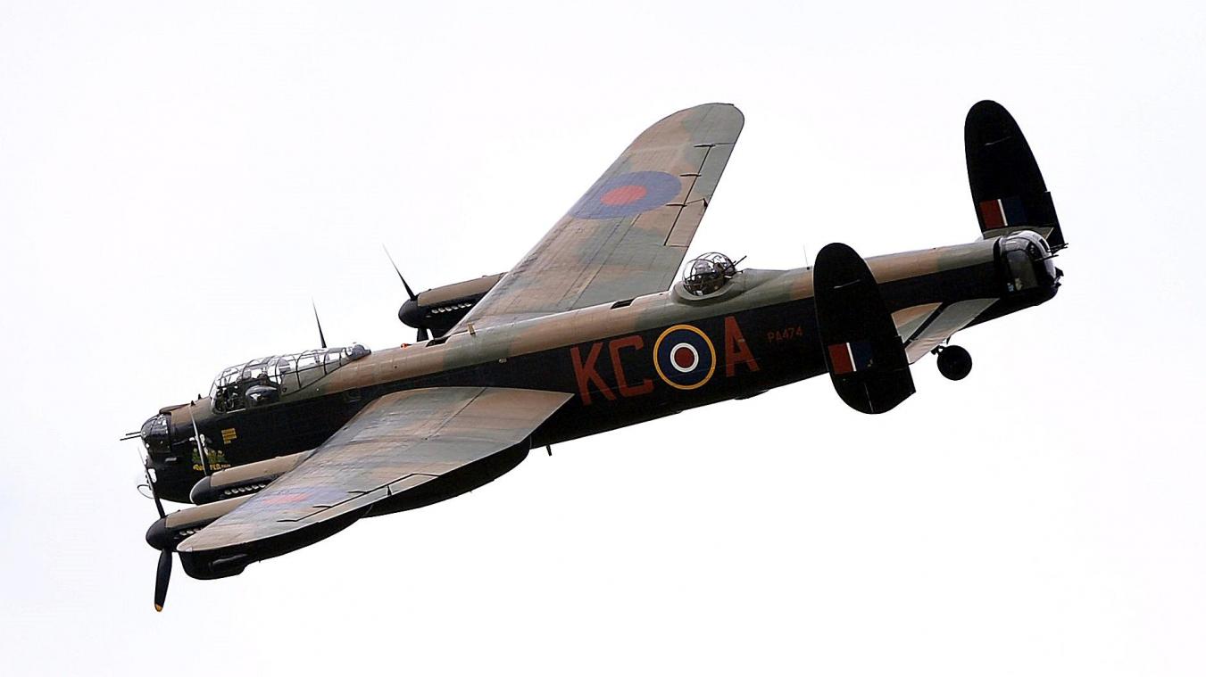 <p>Zwei viermotorige Avro Lancaster wurden in der Nacht vom 12. auf den 13. August 1943 im luxemburgisch-belgischen Grenzgebiet abgeschossen. Das Bild zeigt einen ähnlichen englischen Bomber bei einer Showeinlage im Jahre 2014.</p>