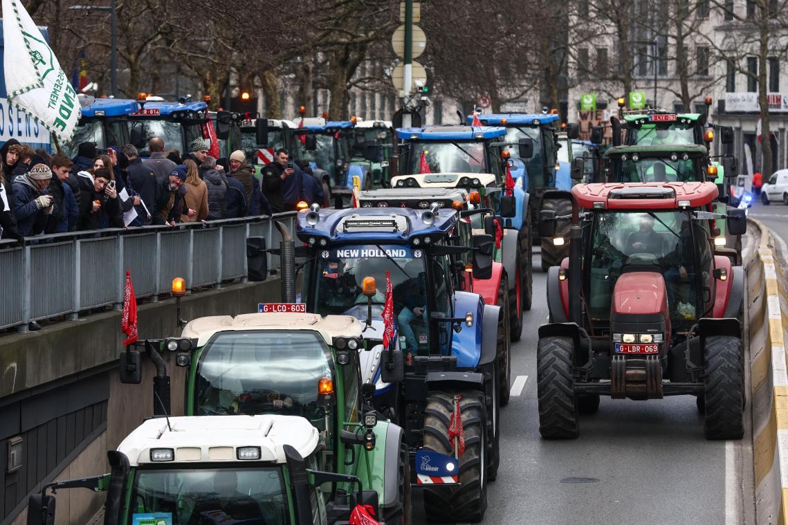 <p>Mancherorts in Brüssel ging am Freitagnachmittag nichts mehr. Tausende Traktoren blockierten die Straßen.</p>
