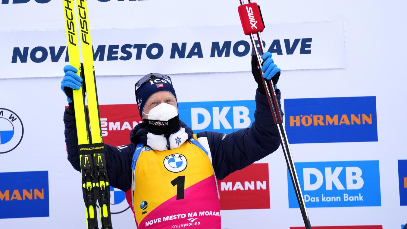 <p>Der Norweger Johannes Bö jubelt auf dem Podium über seinen Sieg.</p>