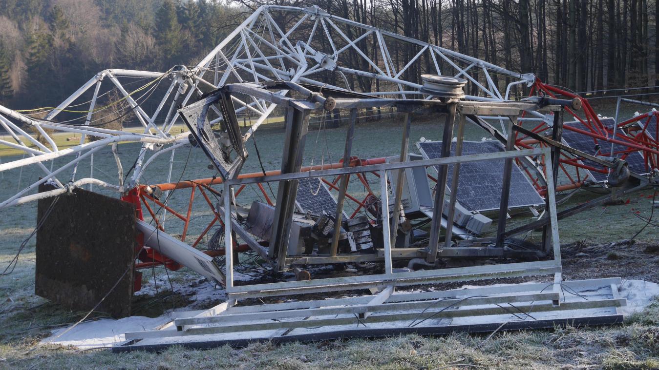 <p>Der Mast brach entzwei und fiel auf die Solarpaneele. Die Untersuchungen zur Brandursache laufen.</p>