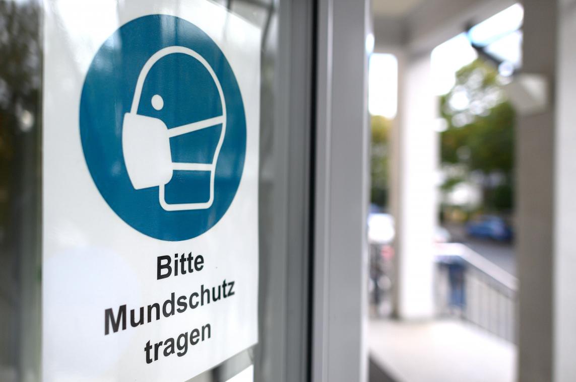<p>In den Kliniken des Landes gilt nach wie vor Maskenpflicht.</p>