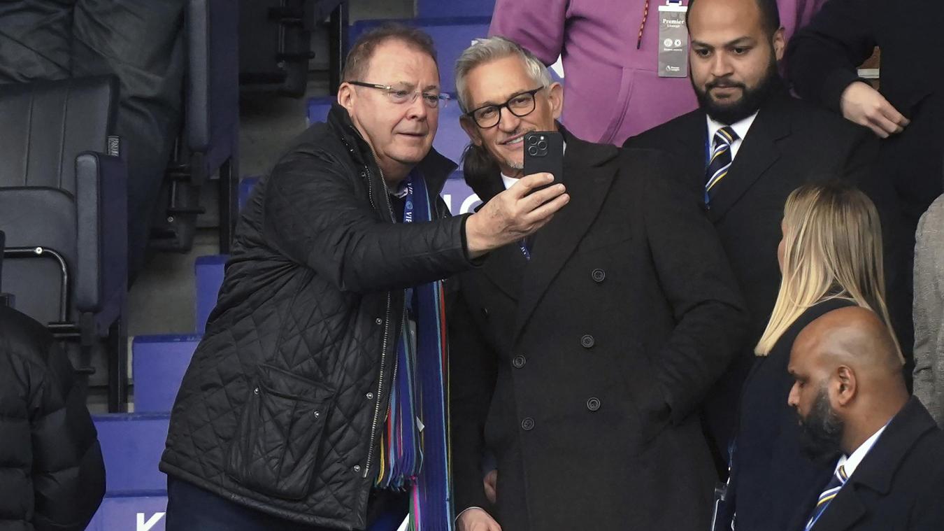 <p>Gary Lineker (M.r) nimmt ein Selfie mit einem Fan vor dem Spiel Leicester-Chelsea</p>