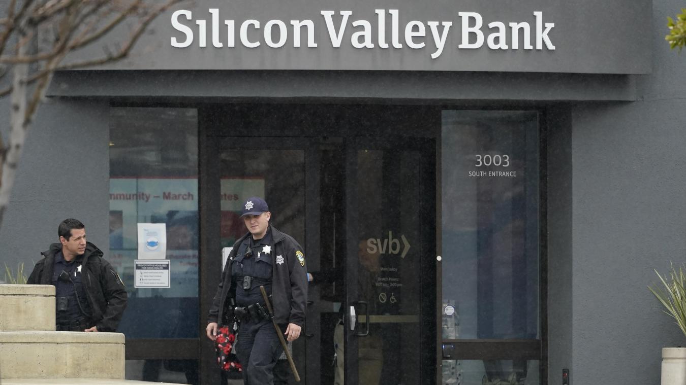 <p>In den USA schlossen die Behörden die Silicon Valley Bank, nachdem die Kunden massenhaft ihre Einlagen zurückgezogen hatten.</p>