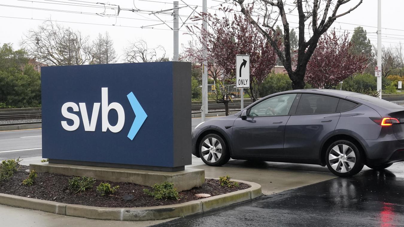 <p>Ein Auto fährt an einem Schild der Silicon Valley Bank (SVB) am Hauptsitz des Unternehmens in Santa Clara vorbei.</p>