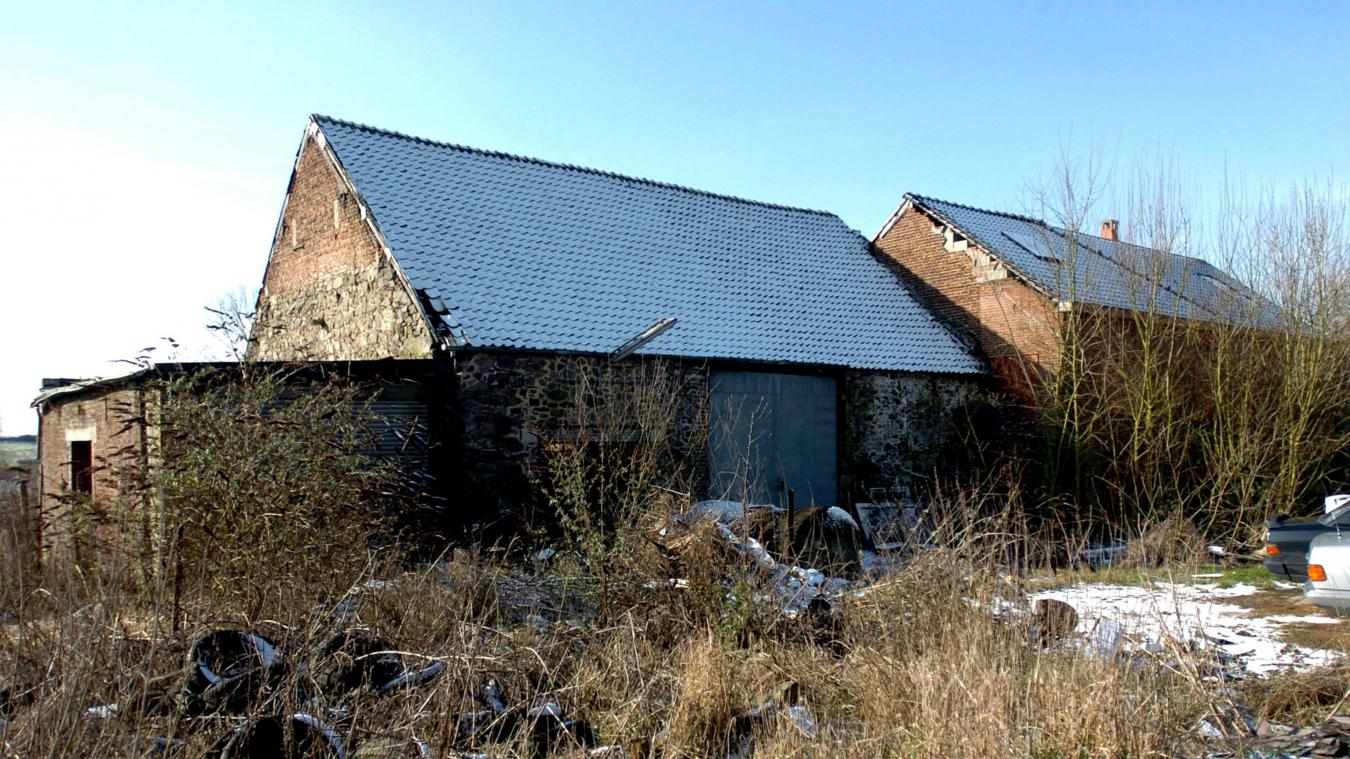 <p>Diese Aufnahme vom 27. Februar 2004 zeigt das Haus von Marc Dutroux in Sars-la-Buissiere, wo die Leichen von Julie und Melissa gefunden wurden.</p>