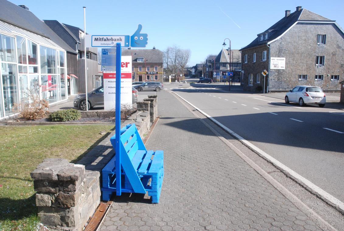 <p>In der Gemeinde Bütgenbach sind die blauen Mitfahrbänke seit der vergangenen Woche an fünf Standorten zu finden (unser Foto zeigt die Bank in der Malmedyer Straße).</p>