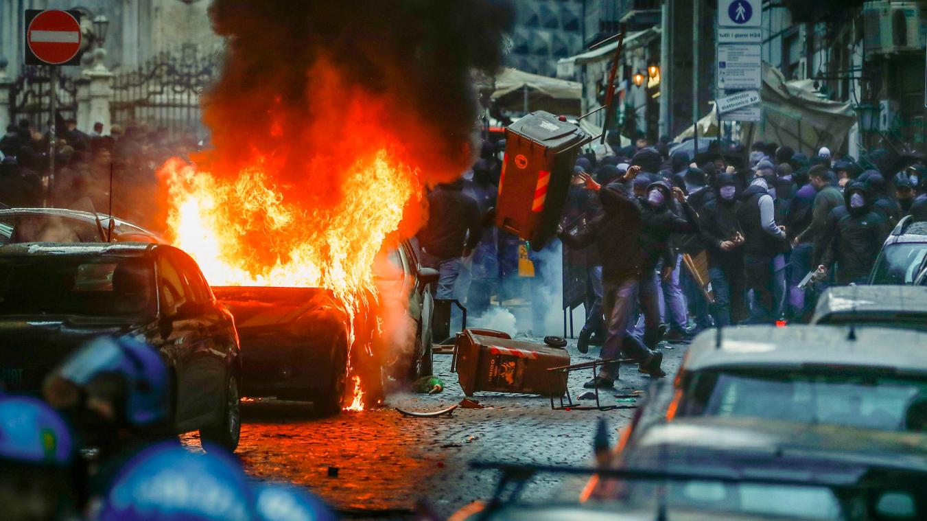 <p>Vermummte Hooligans haben vor dem Spiel in Neapel randaliert.</p>