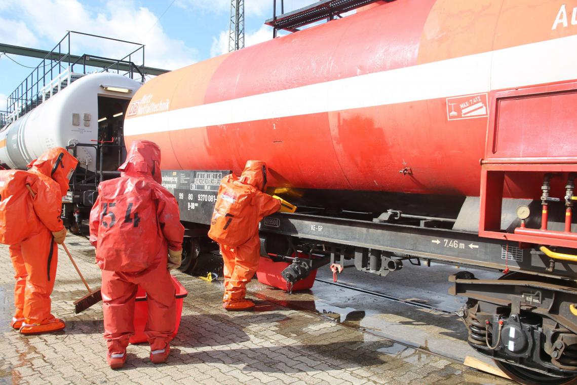 <p>Feuerwehrleute aus Aachen dichten das Loch im „Leckagewagen“ ab.</p>