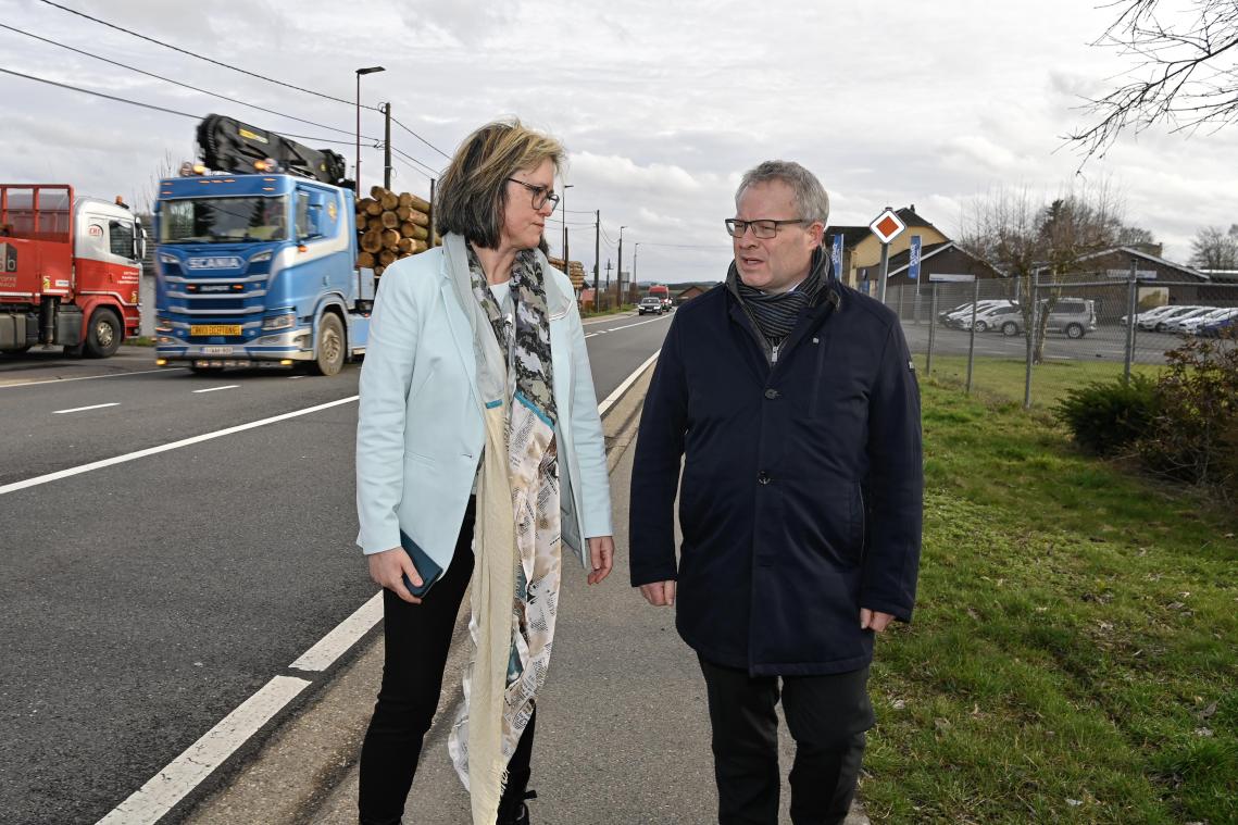 <p>Bürgermeisterin Marion Dhur erklärte dem wallonischen Minister Philippe Henry, dass die N62-Umgehungsstraße langfristig die einzige Zukunftslösung sei.</p>