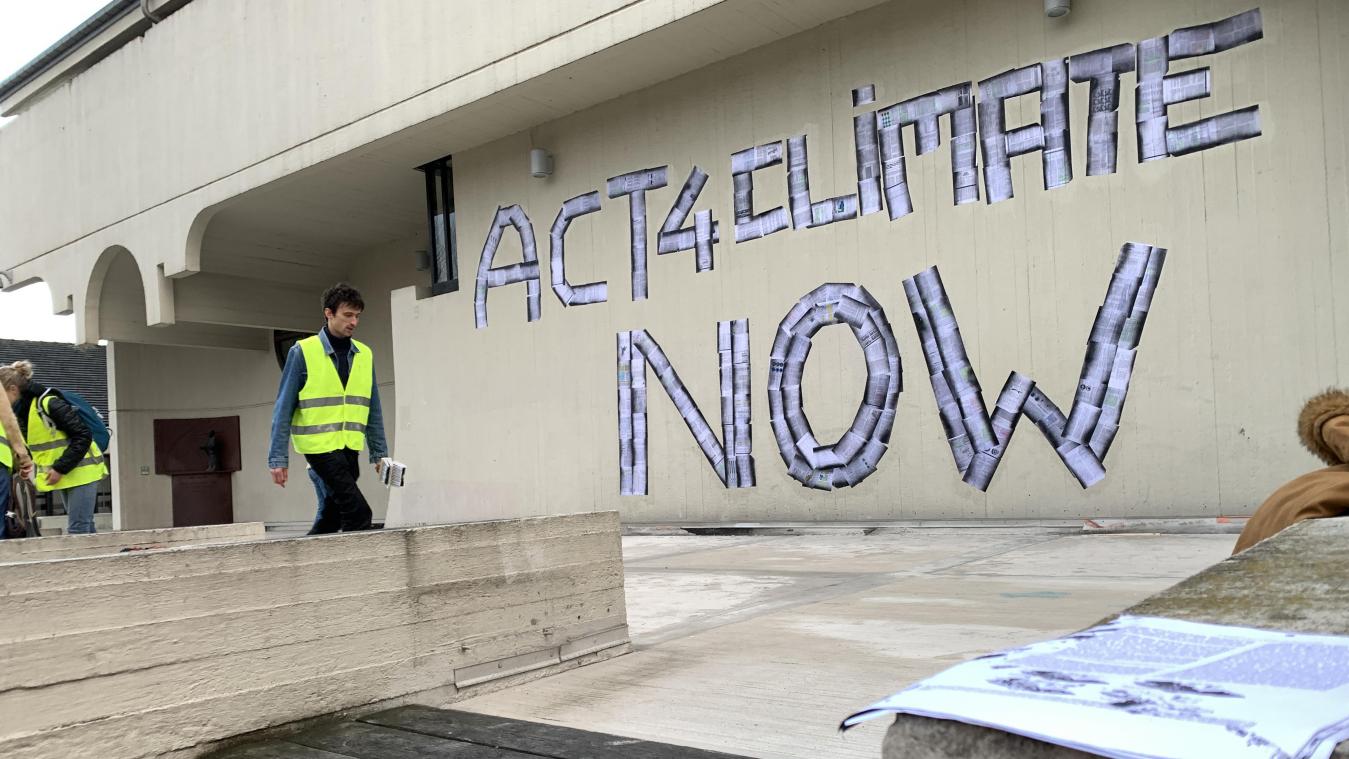 <p>Aktivisten schrieben „Act 4 climate now“ auf die Fassade des Auditoriums in Louvain-la-Neuve.</p>