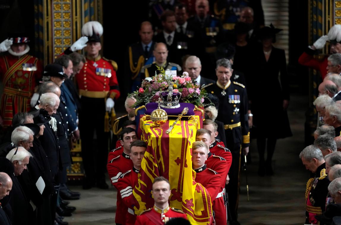 <p>Für ihre Mitwirkung an den Trauerfeiern für Queen Elizabeth II. erhalten die Sargträger royale Ehren.</p>