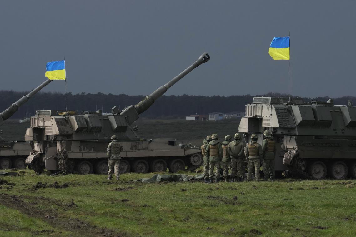 <p>Ohne Panzer und Artillerie könne man „keine tapferen Soldaten“ an die Front schicken, erklärte der ukrainische Präsident Wolodymyr Selenskyj.</p>