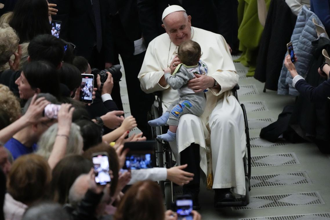 <p>Papst Franziskus hat ein Kind auf dem Schoß nach einer Audienz mit Pilgern aus der Diözese Rho in der Halle Paul VI. im Vatikan.</p>