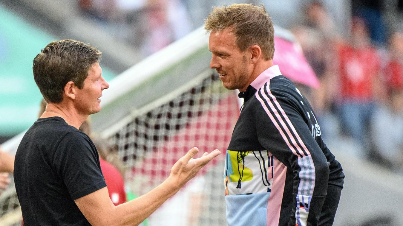 <p>Frankfurts Cheftrainer Oliver Glasner (links) und Julian Nagelsmann im Gespräch: Die beiden Trainer werden unter anderem beim Premier-League-Club Tottenham Hotspur gehandelt.</p>