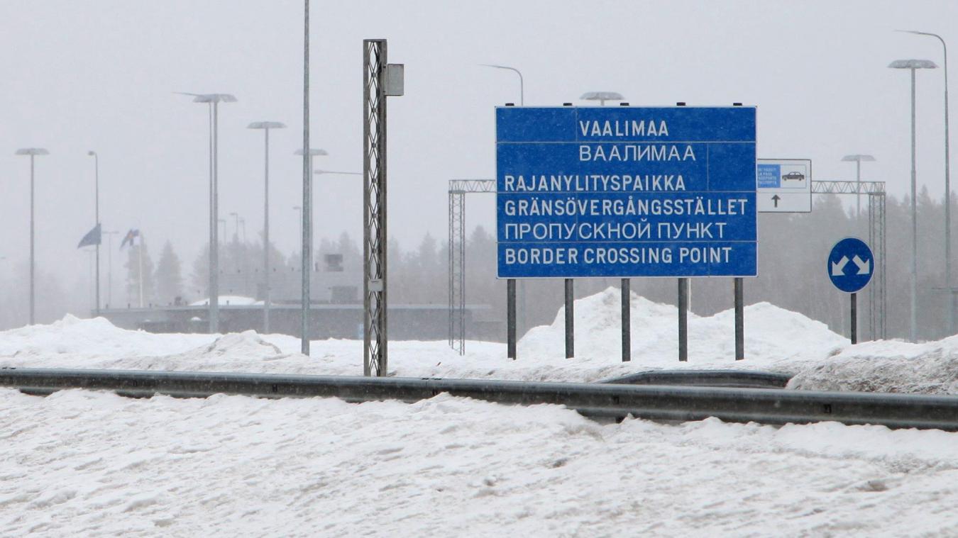 <p>Ein Schild weist in Vaalimaa auf den Grenzübergang von Finnland nach Russland hin.</p>