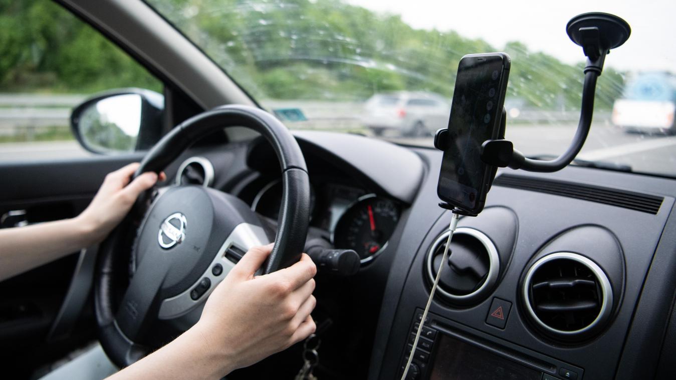 <p>Telefonieren mit dem Handy am Ohr während der Fahrt ist verboten. Das gilt auch für das Anschauen von Videos auf dem Smartphone.</p>