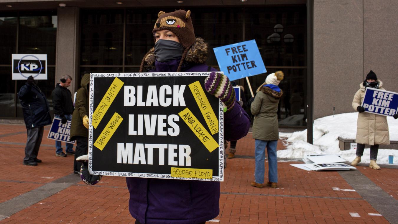 <p>Eine Demonstrantin hält in Minneapolis ein „Black Lives Matter“-Schild während eine Gruppe Demonstrierender die Freilassung von Kim Potter auf Bewährung fordern.</p>