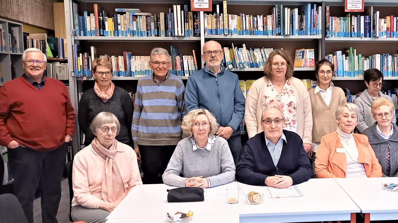 <p>Das Team der beiden Pfarrbibliotheken mit dem Vorsitzenden Dr. Alfred Minke (stehend links) und seiner Frau Anne-Marie Minke-Ruwet, der leitenden Bibliothekarin St. Josef (sitzend rechts), ist stolz auf die erfolgreiche Bilanz aus 2022.</p>